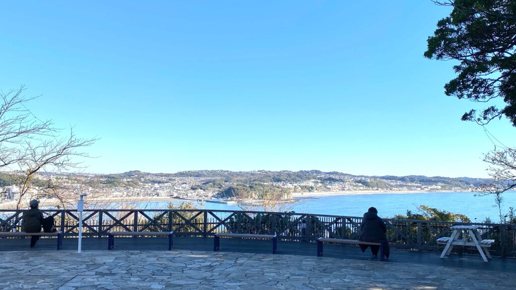 江ノ島頂上付近から見下ろす湘南の海と下りルートの景色