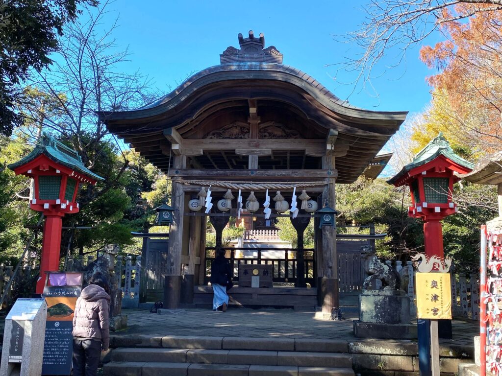 緑に囲まれた静寂な江島神社の奥津宮
