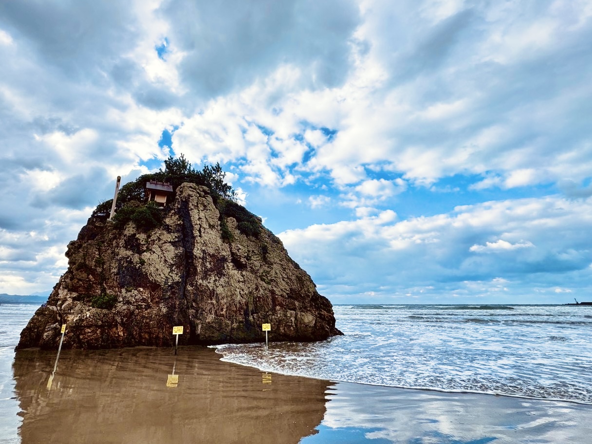 出雲の稲佐の浜の弁天島