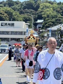 【2026年】江の島天王祭を徹底解説!海を渡る神輿と龍口寺前の熱気を体感しよう