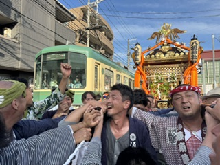 【2026年】江の島天王祭を徹底解説!海を渡る神輿と龍口寺前の熱気を体感しよう