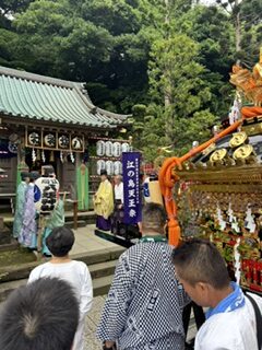 【2026年】江の島天王祭を徹底解説！海を渡る神輿と龍口寺前の熱気を体感しよう