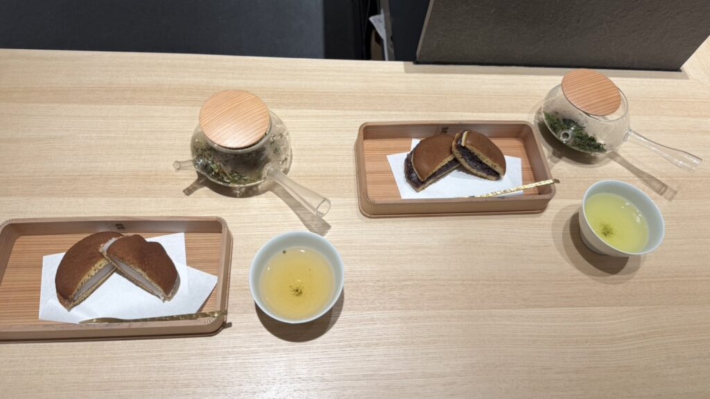 赤坂おぎ乃のどらやき（特選あずき・白あん）とお茶のセット